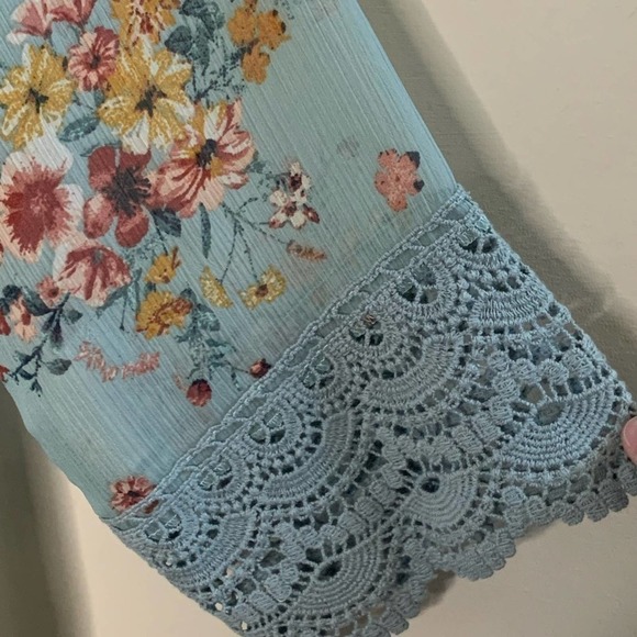 🆕 Altar’d State Floral and Crocheted Lace Kimono - Picture 3 of 7